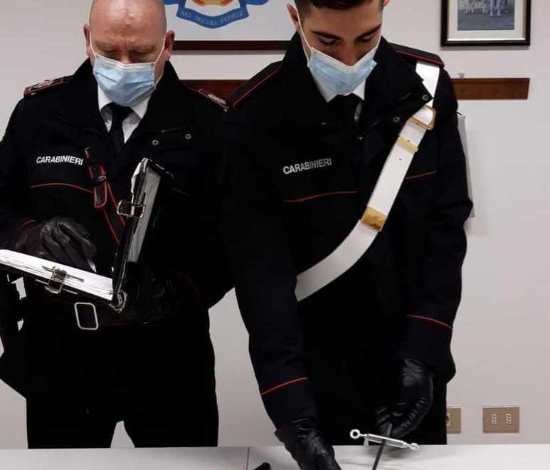 Vìola il divieto di avvicinamento alla madre 