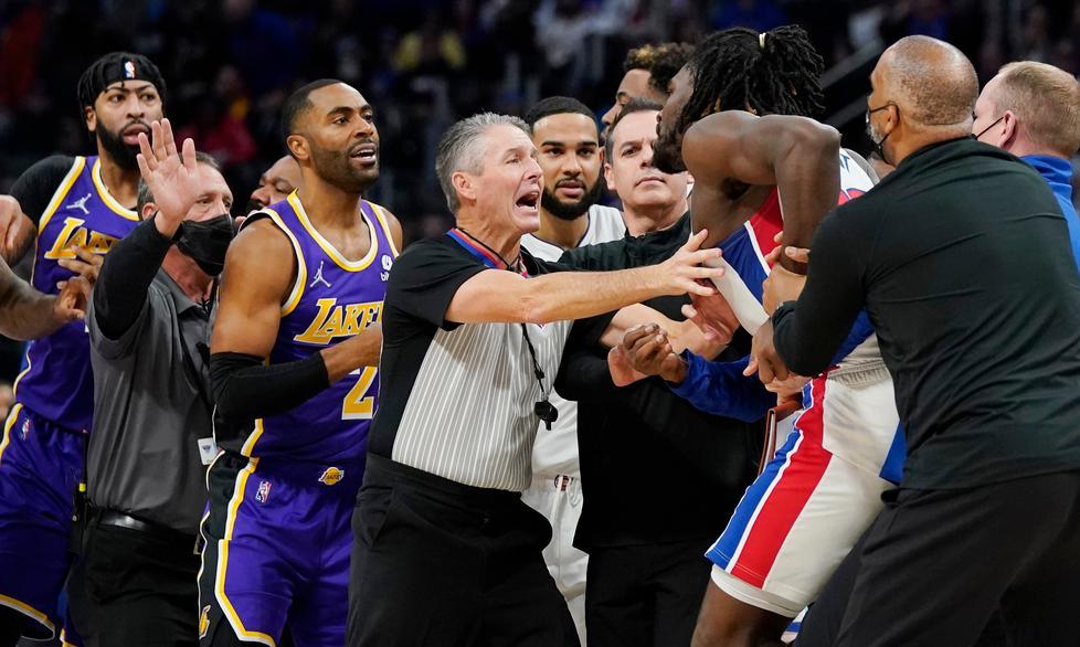 Follia LeBron James a Detroit Gomitata in faccia a Stewart e maxi-rissa sul campo
