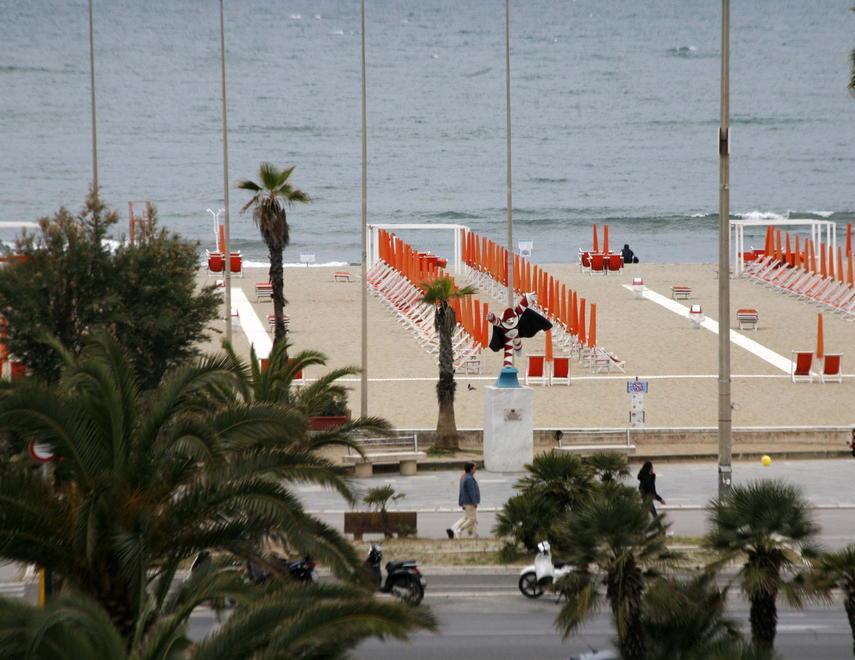 «Le spiagge delle piazze siano libere»