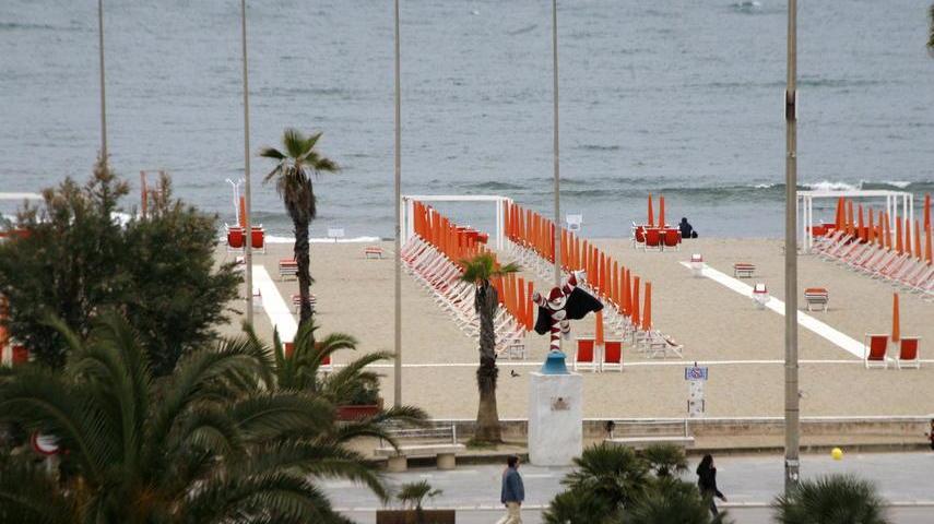 «Le spiagge delle piazze siano libere»