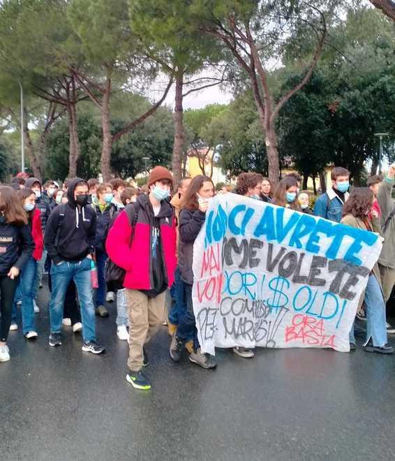 Ignorati e sfiduciati, i liceali del Buonarroti fanno sfilare la rabbia 