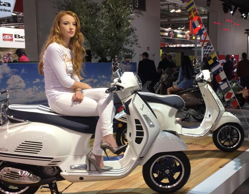 Lo scooter elettrico di Piaggio in vetrina alla fiera dei cicli e motocicli a Milano 