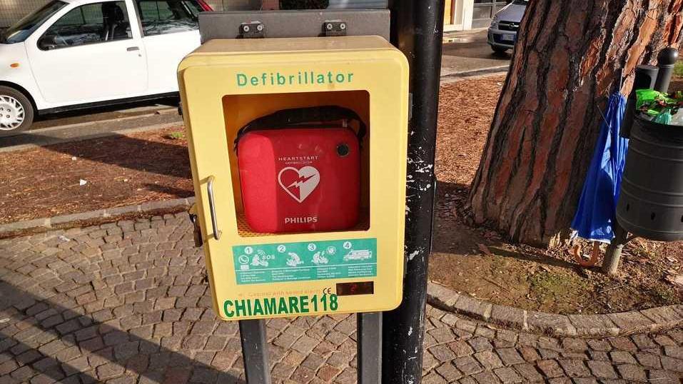 Vandalizzato e subito riparato defibrillatore donato dai bimbi