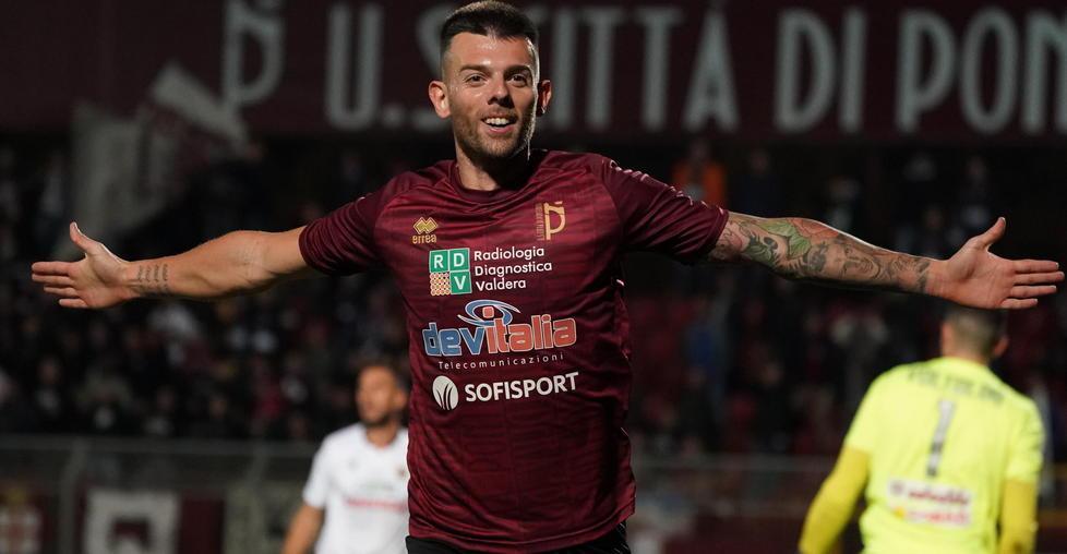 Il Pontedera vola sulle ali di Magnaghi Gol e non solo, è un bomber da... 10 e lode 