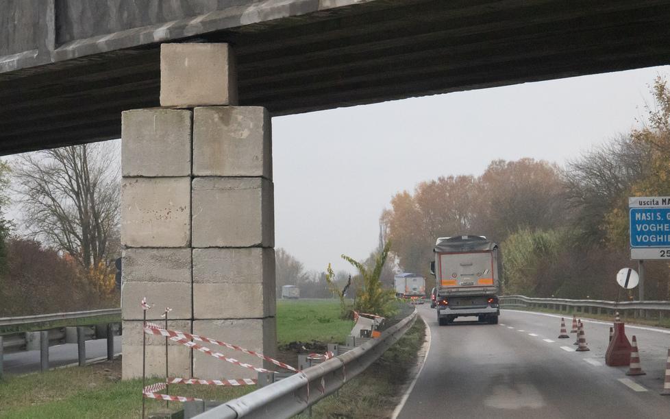 I sostegni al cavalcavia 