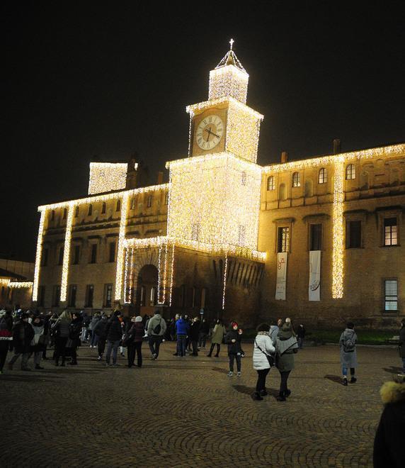 La città si illumina: le luci di Natale accese da sabato