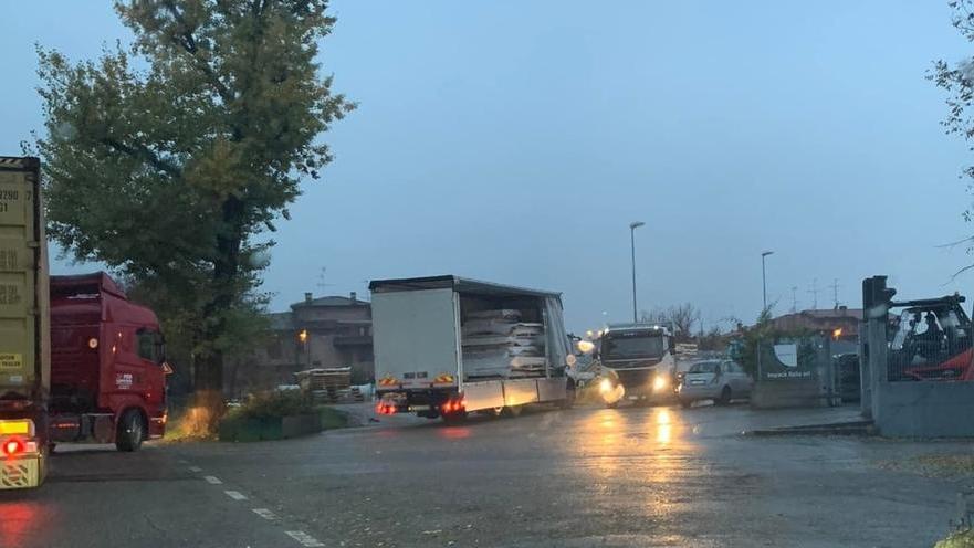 Spezzano: che incubo via Motta tra manovre scorrette e traffico