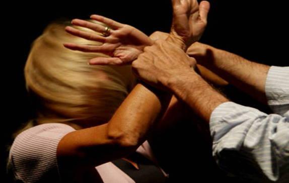 Scarpette blu contro la violenza sulle donne 