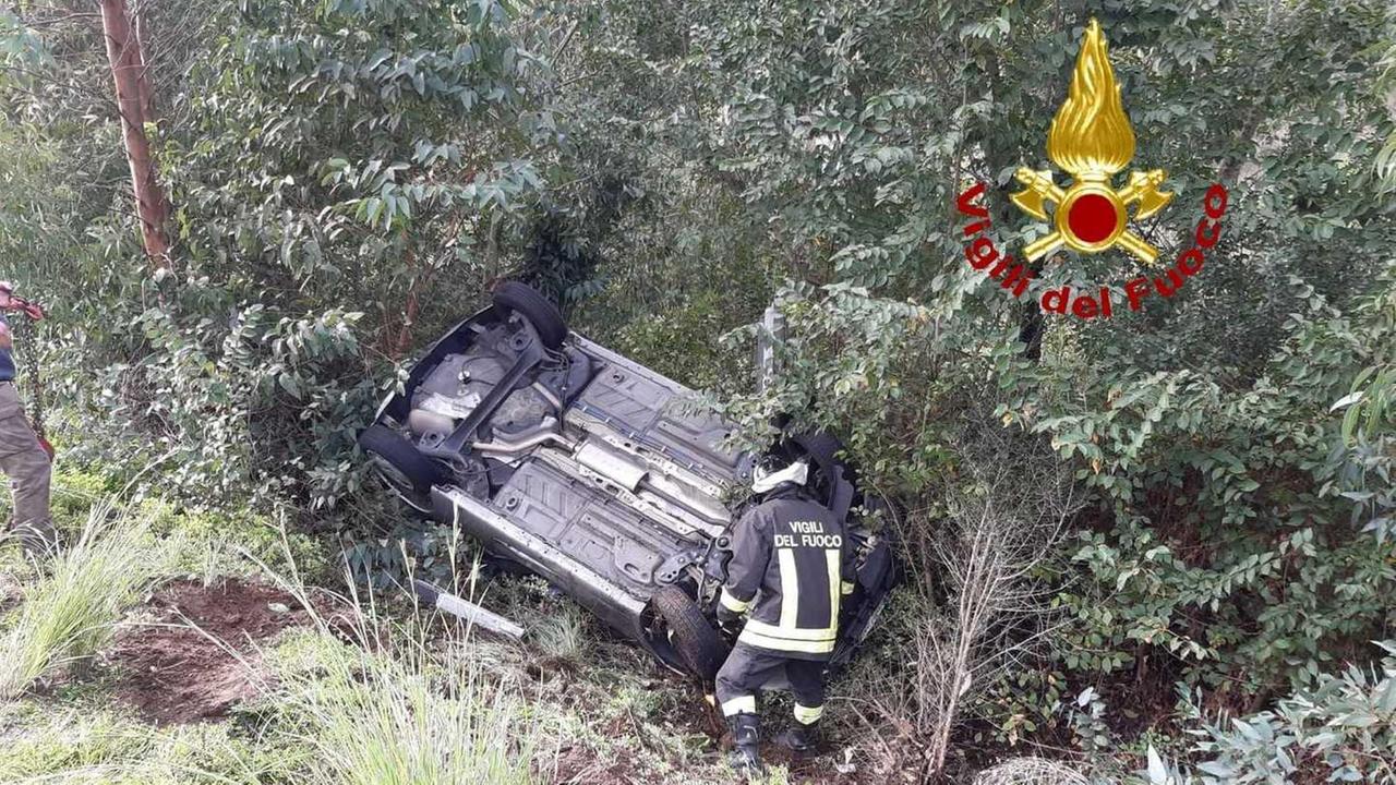 Donna ferita nell’auto che si ribalta in cunetta