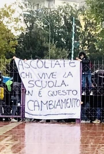 «Stiamo sei ore con la mascherina non toglieteci quei 15 minuti»