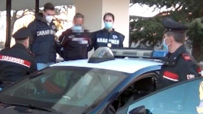 Ferrara. Vendeva l’amica ragazzina e abusava di lei