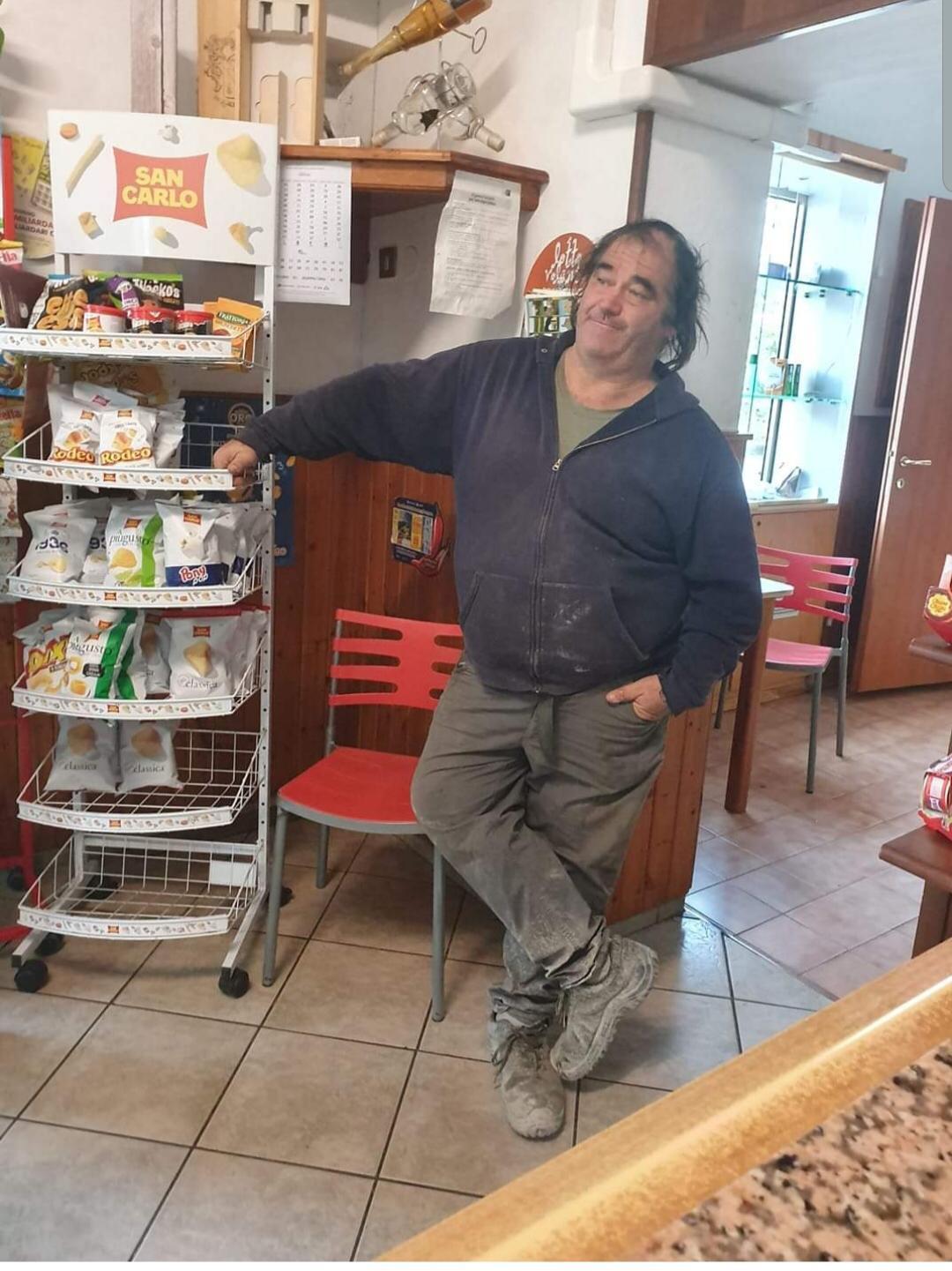 Una foto di Federico Bertoli al bar Macchiaverde