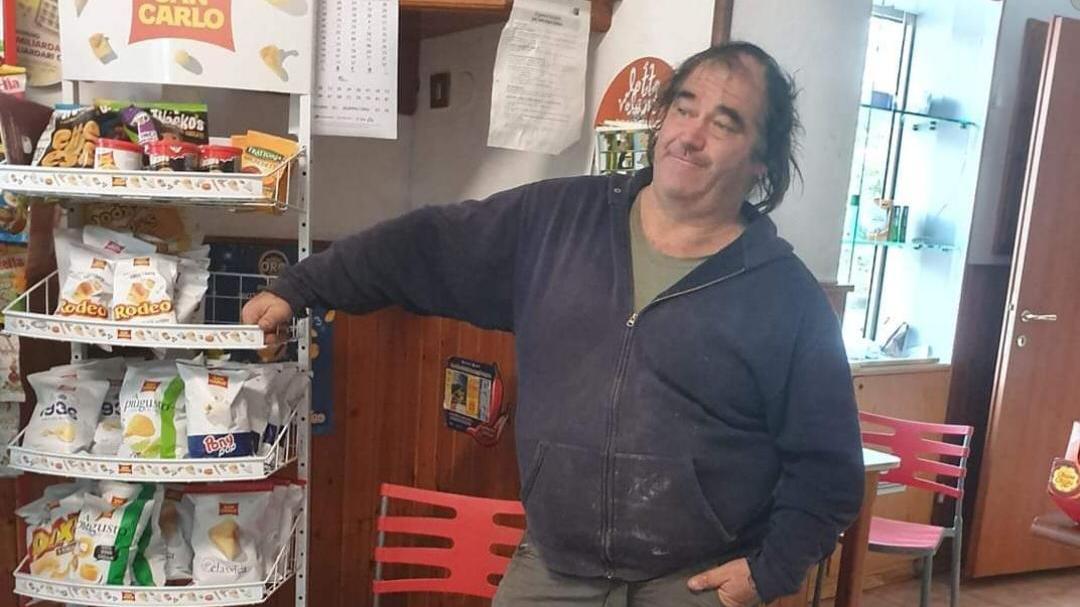 Una foto di Federico Bertoli al bar Macchiaverde