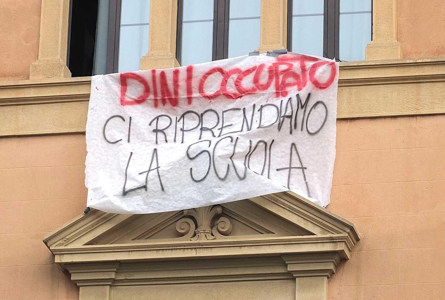 Lo striscione esposto il giorno dell’inizio dell’occupazione
