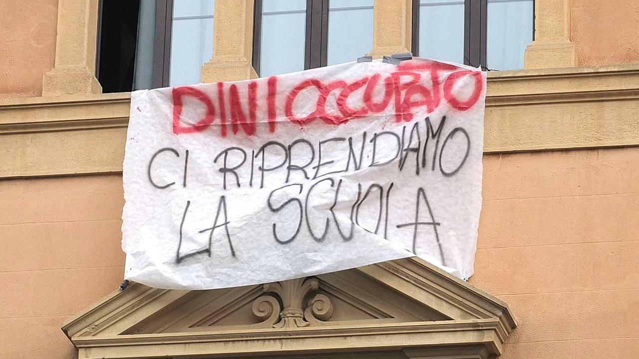 Lo striscione esposto il giorno dell’inizio dell’occupazione
