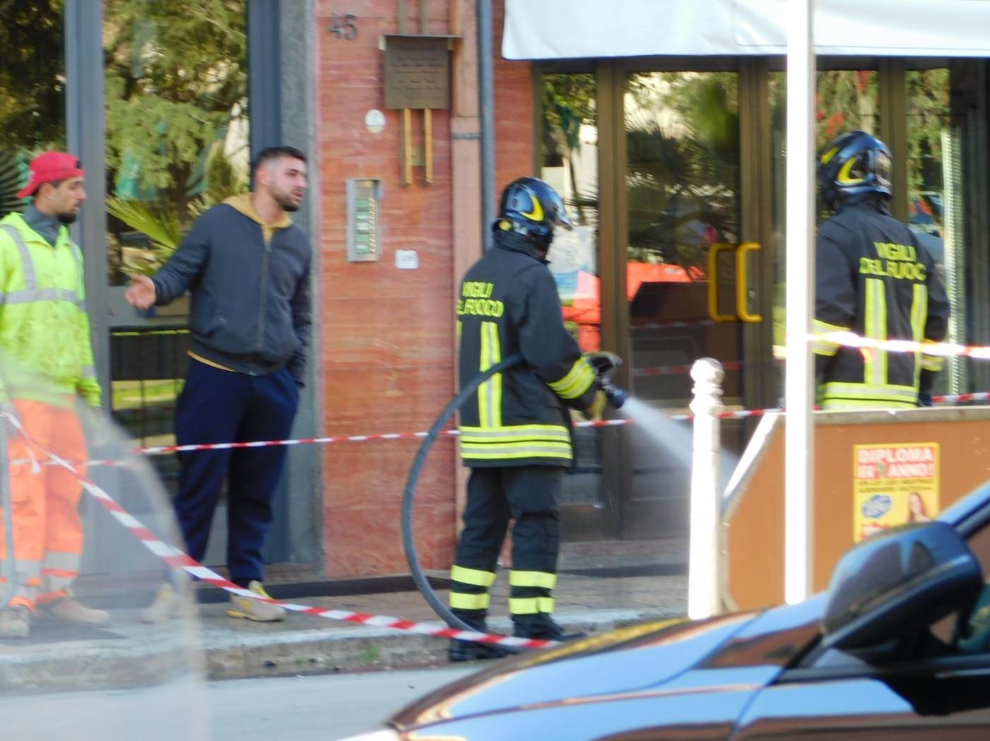 Vigili del fuoco al lavoro in piazza Vittorio Veneto, a Follonica