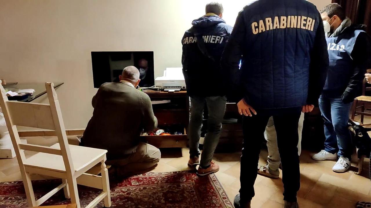 Una perquisizione dei carabinieri