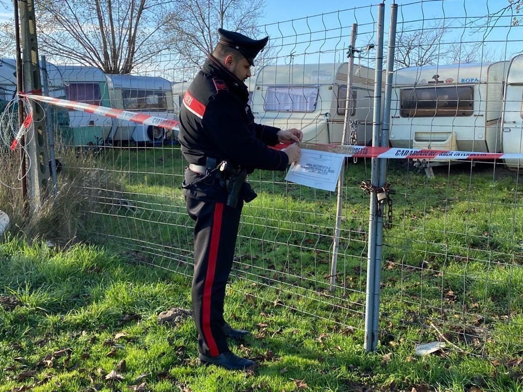 I sigilli posti dai carabinieri a Lido Spina
