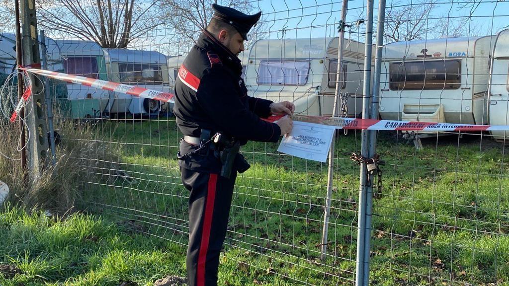 I sigilli posti dai carabinieri a Lido Spina