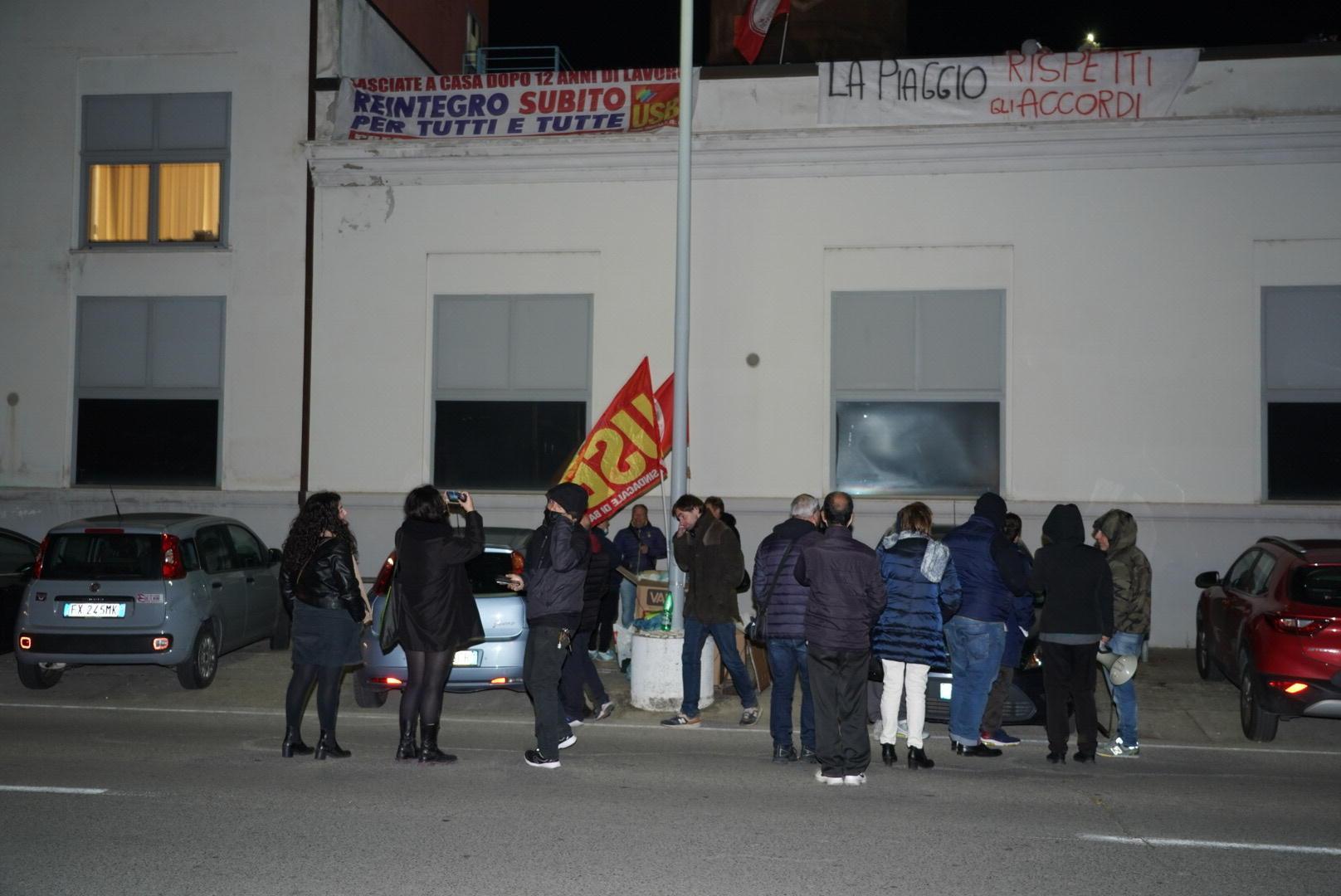 La protesta degli operai precari sul tetto del Polo Sant'Anna di Pontedera (foto Franco Silvi)