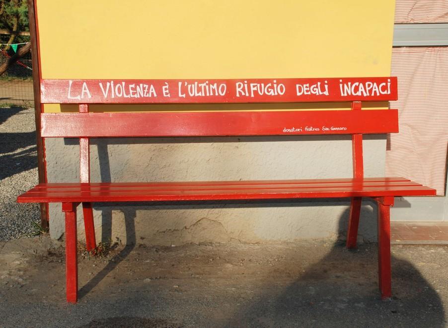 Panchine rosse e mostre per dire no alla violenza 