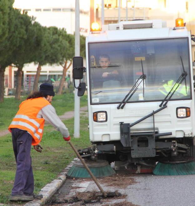 Due squadre per rimuovere i piccoli rifiuti 