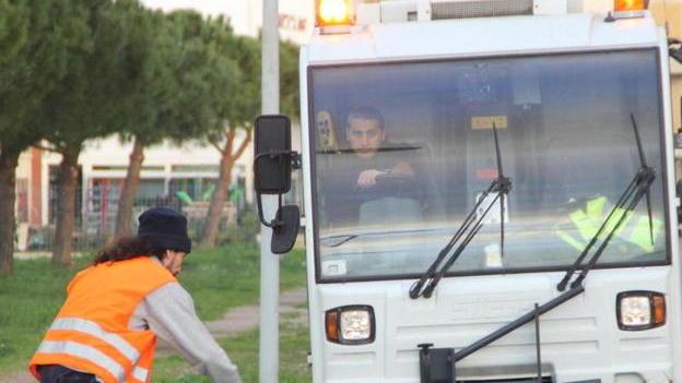 Due squadre per rimuovere i piccoli rifiuti