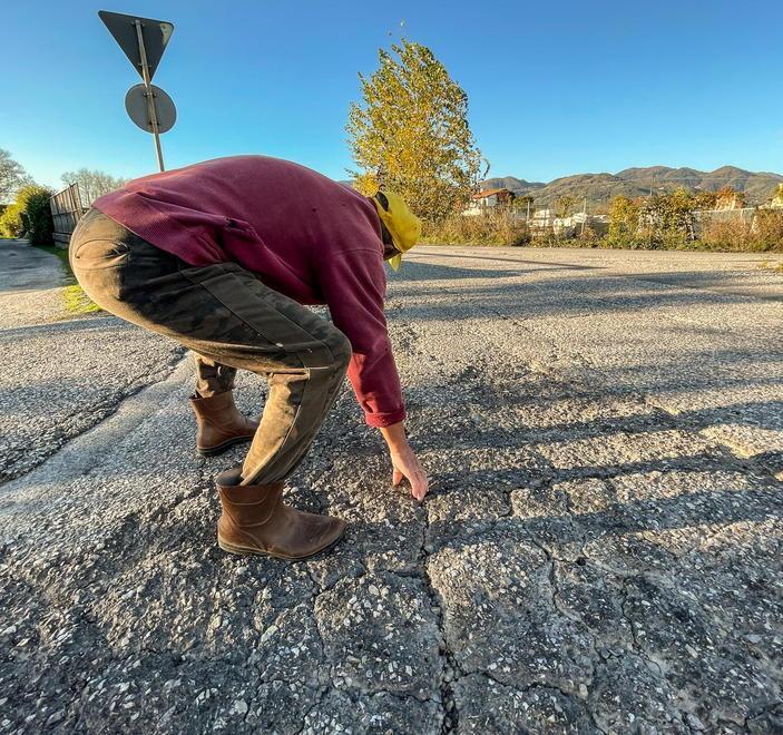 Buche e asfalto distrutto Doppio grave incidente sulla via Mammianese 