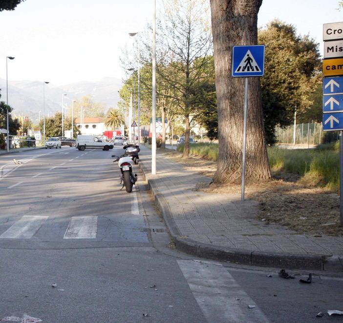 Scontro all’incrocio maledetto Ferito un sedicenne in scooter 
