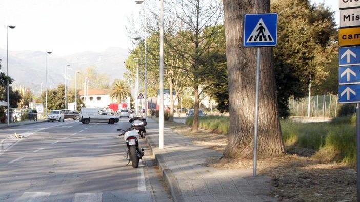 Scontro all’incrocio maledetto Ferito un sedicenne in scooter