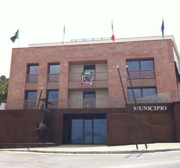 Amici di penna, arte e musica si ritrovano in sala consiliare