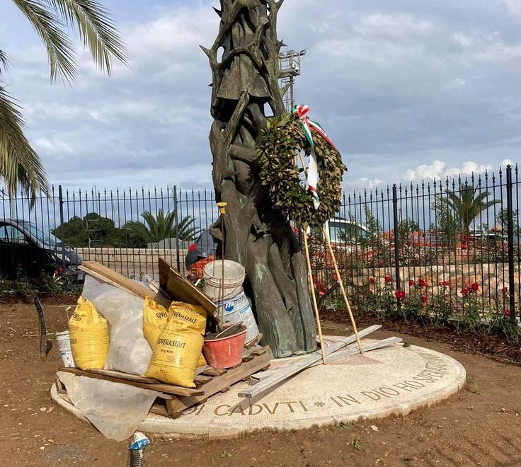 Sacchi di cemento, tavole e secchi Il monumento diventa un cantiere 