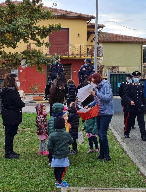 Piantati due nuovi alberi nel giardino della scuola