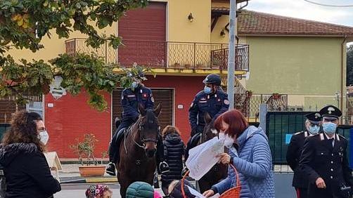 Piantati due nuovi alberi nel giardino della scuola