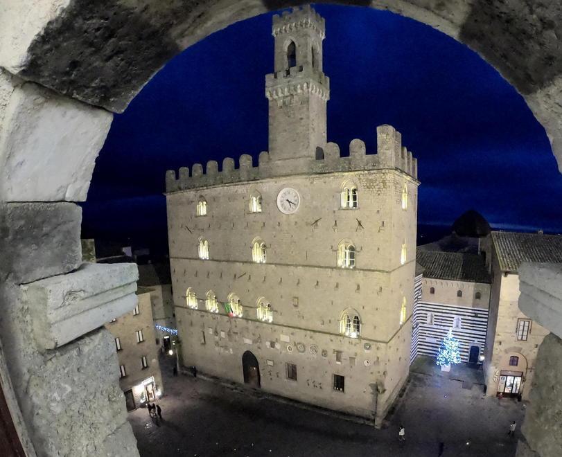 Lascia i suoi beni al Comune di Volterra: «Erede universale» 
