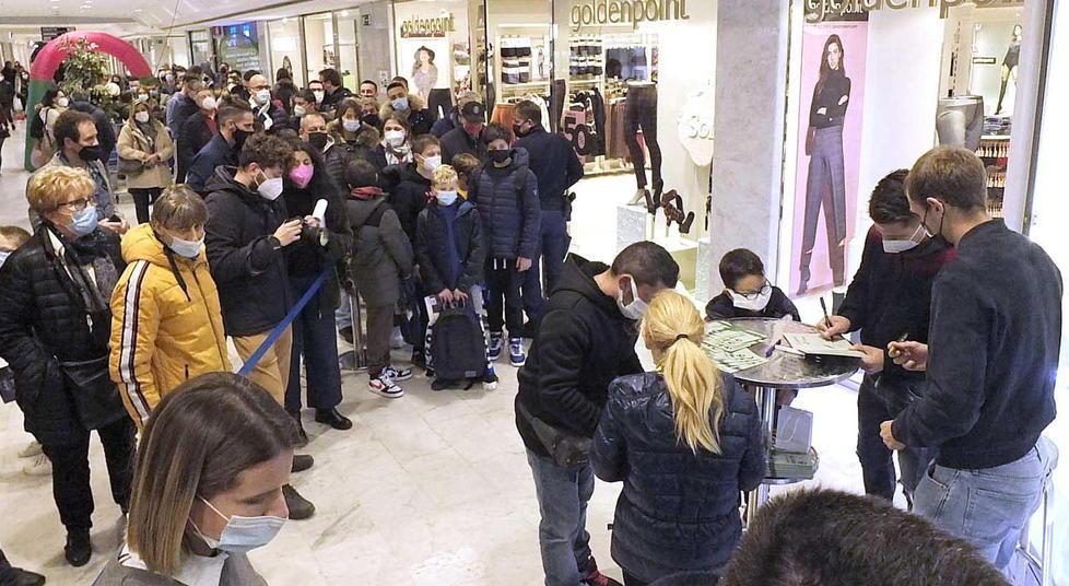 Tutti in coda per le figurine 