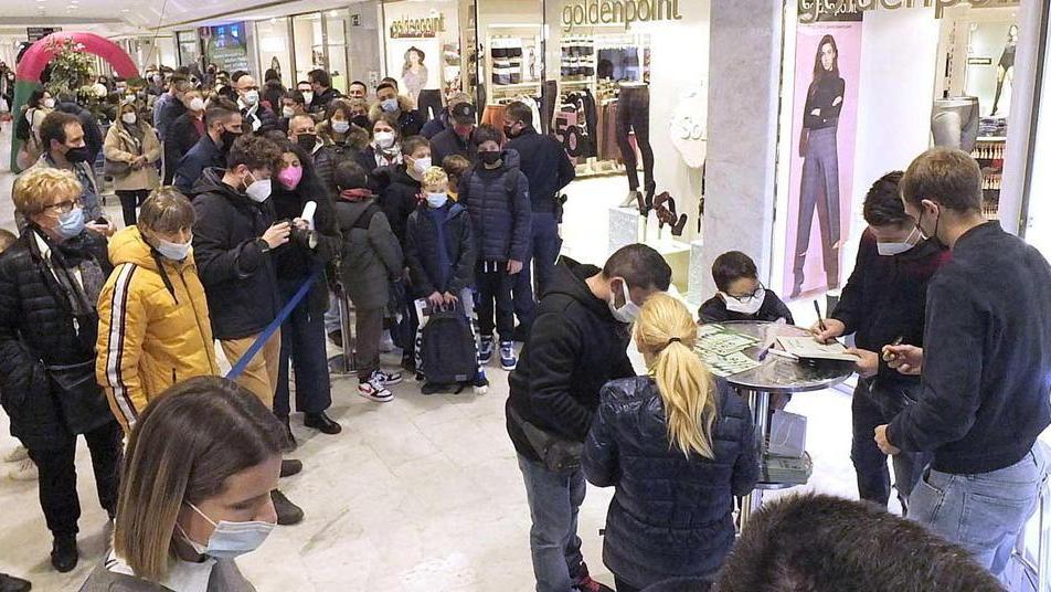 Tutti in coda per le figurine