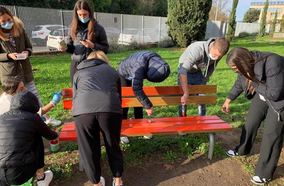 La panchina degli studenti «No violenza sulle donne» 