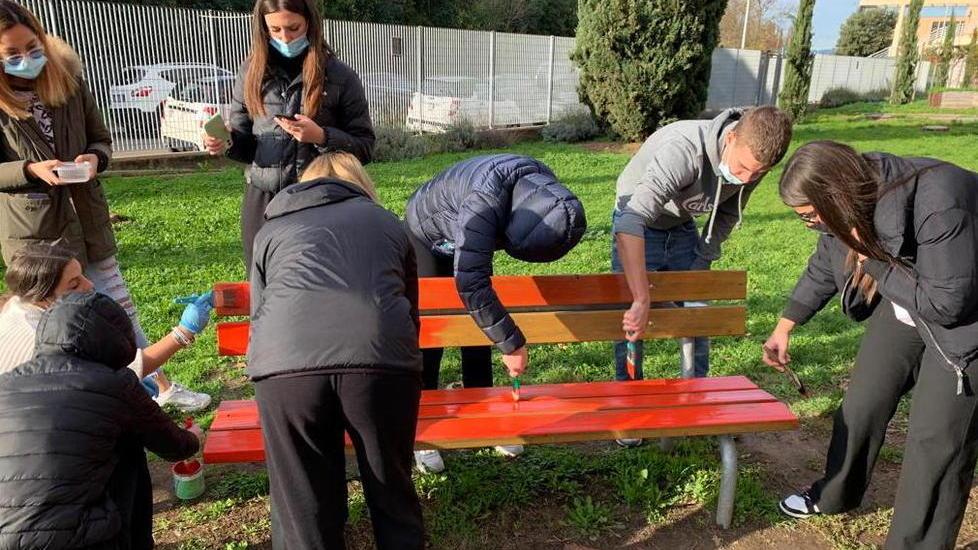 La panchina degli studenti «No violenza sulle donne»