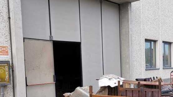 Bruciano masserizie e vecchi mobili dentro al magazzino Ipotesi rogo doloso
