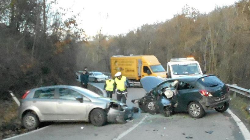 Schianto alla Pinetina grave un 22enne