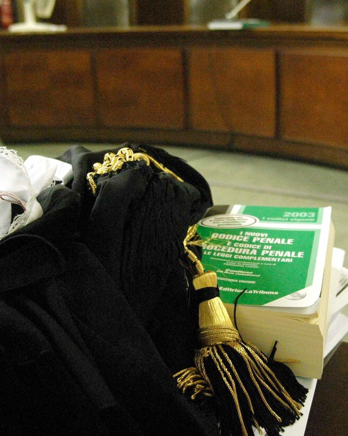 A processo per aver danneggiato una scultura: sentito l’artista