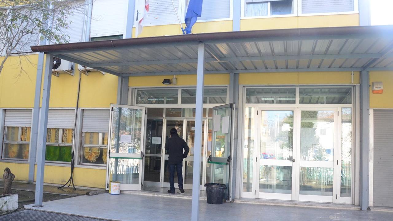Poesie, arte e mostra di pittura con i ragazzi della scuola media