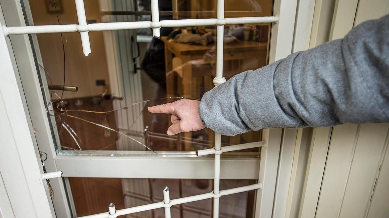 Carpi. Nonna sorprende i banditi e li fa scappare