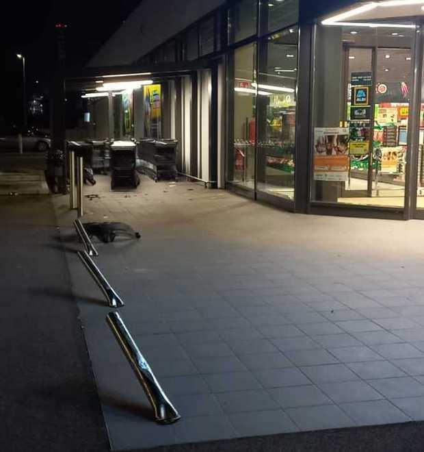 Auto fuori controllo abbatte pali e segnali: tragedia sfiorata a Ferrara 