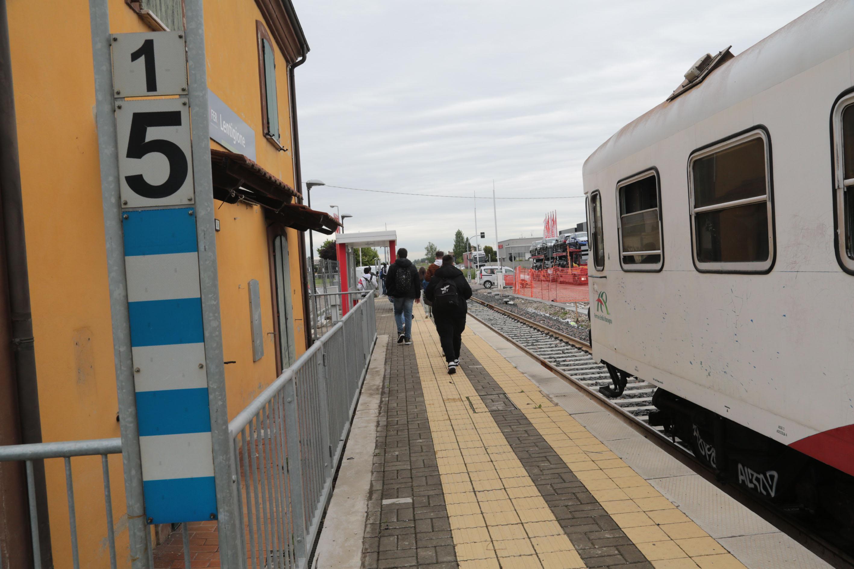Brescello, molesta una ragazza in treno: denunciato per violenza sessuale