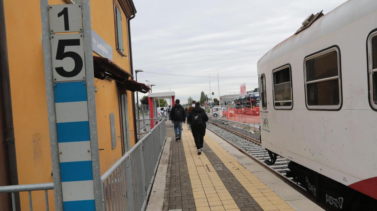 Brescello, molesta una ragazza in treno: denunciato per violenza sessuale