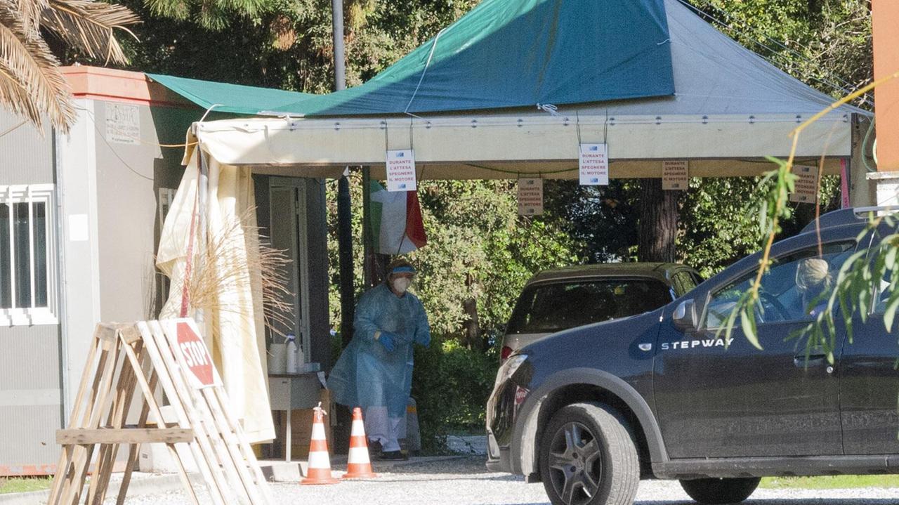 Caos tamponi in Versilia: novanta test al giorno per le scuole. Ecco come si riorganizza l’Asl