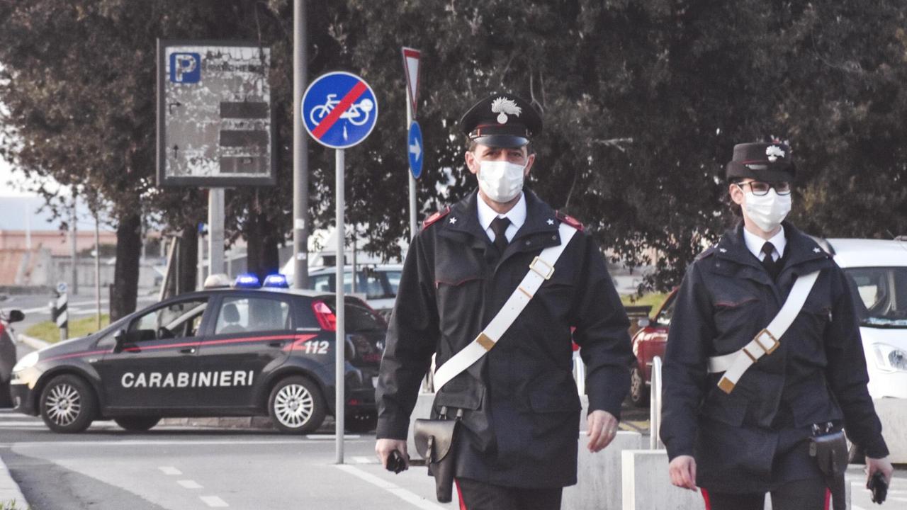 Due carabinieri a Livorno (foto d'archivio)