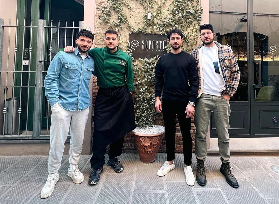 Da sinistra David Lopardo, Giovanni Avano, Andrea Pilo, Alessio Sabatini di fronte al locale